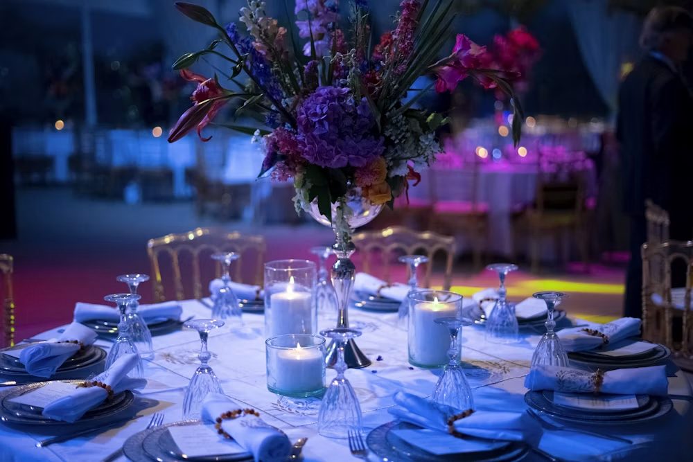 Mesa elegantemente preparada para una cena de gala