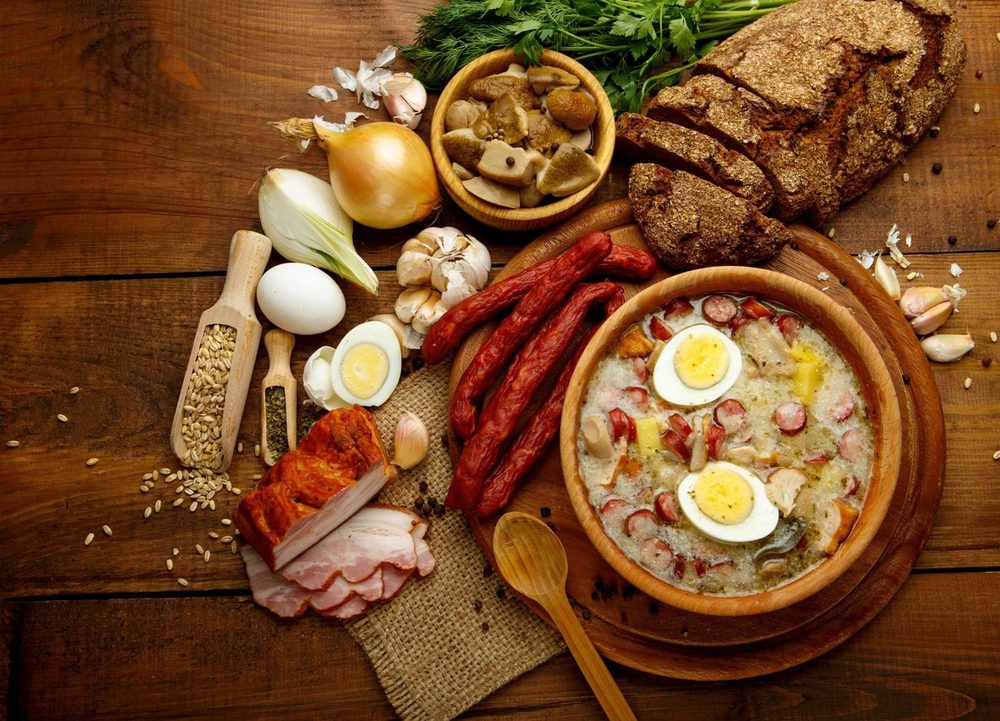 Tradicional sopa polaca żurek con salchicha y pan