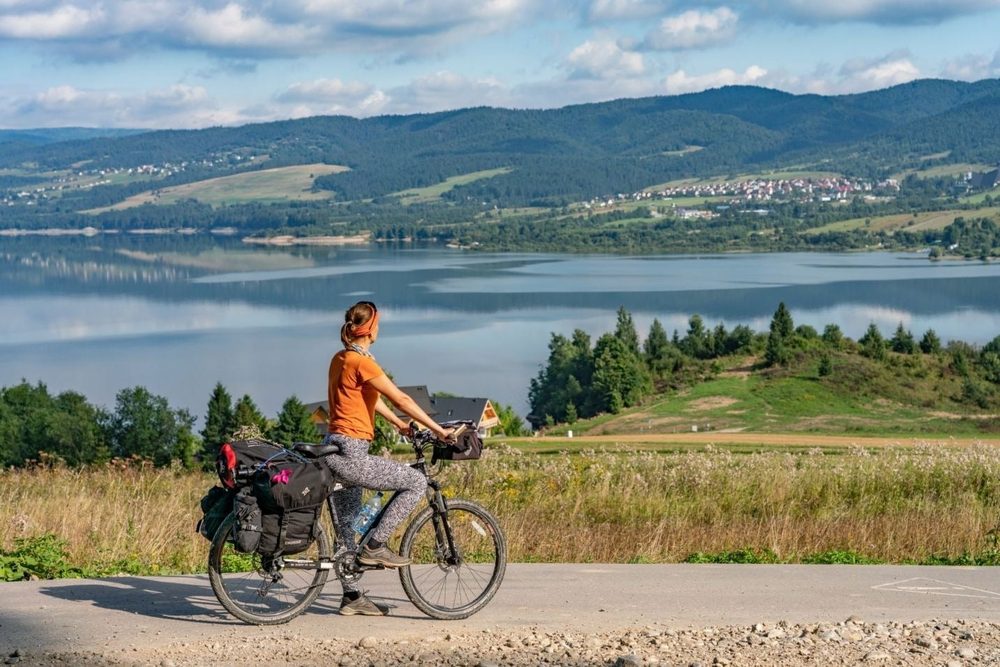 En bicicleta junto a un lago en las montañas polacas